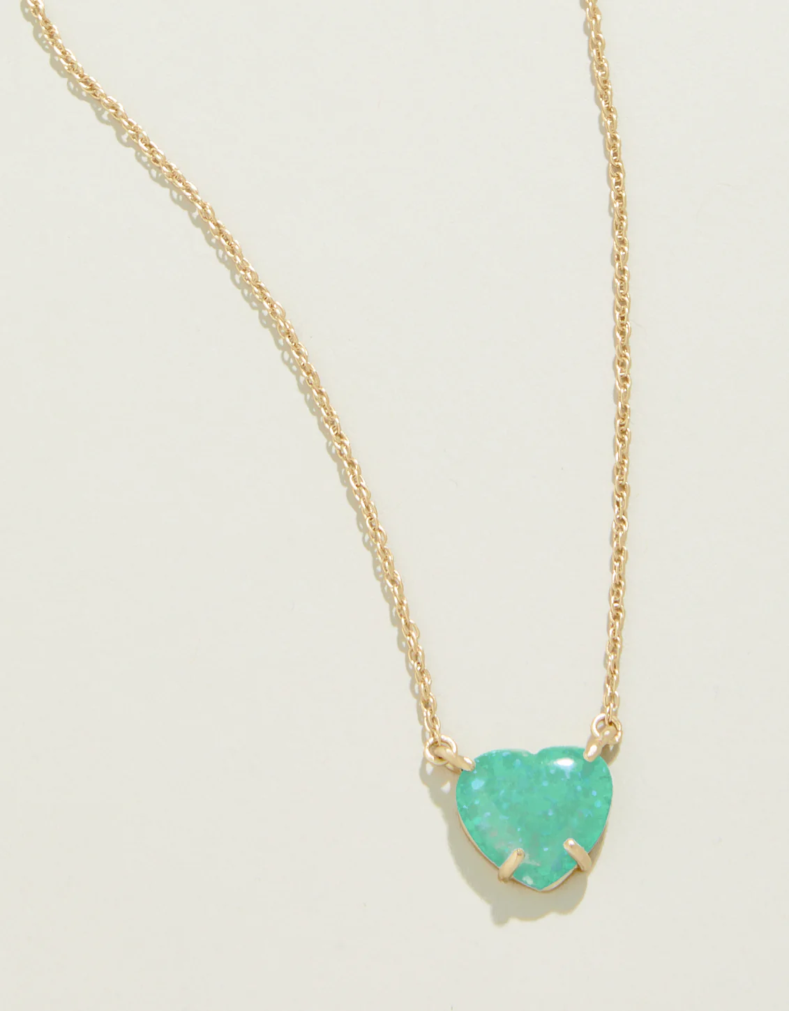 Collar de corazón de opalina espuma de mar